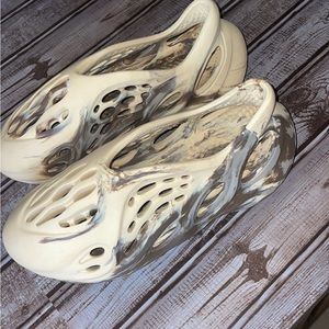 YEEZY FOAMRUNNERS CREAM & BEIGE!